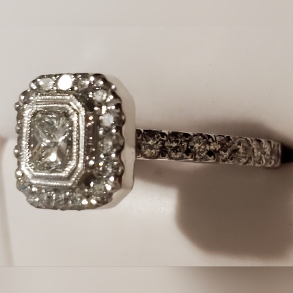 New, unworn - 14kt. White Gold Diamond Ring. - Picture 8 of 15